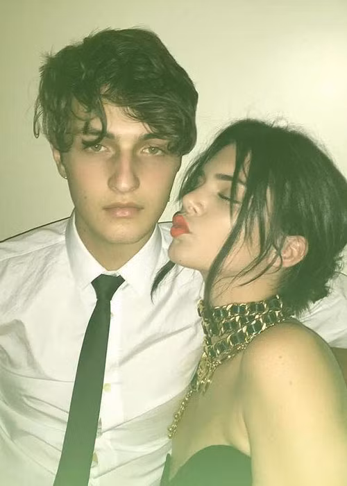 Kendall cũng bị chỉ trích lăng nhăng khi hẹn hò Ben Simmons nhưng đồng thời lại lộ ảnh khóa môi Anwar Hadid - em trai của Gigi Hadid. Ảnh: Eonline