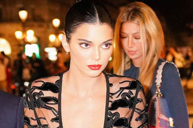 Kendall hiện chưa lên tiếng về ồn ào lộ ảnh khỏa thân. Mới đây, em gái của Kim Kardashian còn bình thản xuất hiện tại một sự kiện. Ảnh: harpersbazaar