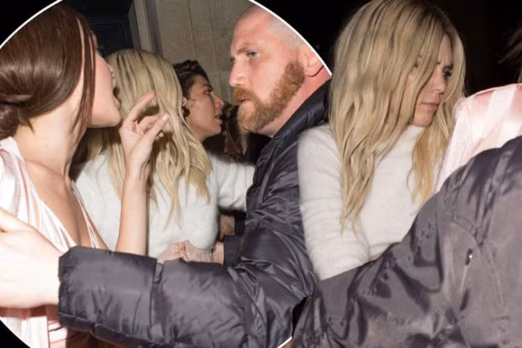 Em gái của Kim Kardashian phân trần cô bức xúc vì tay săn ảnh cố tình làm phiền cô. Hành động của cô chỉ là giằng lấy máy ảnh và ném đi. Ảnh: Mirror