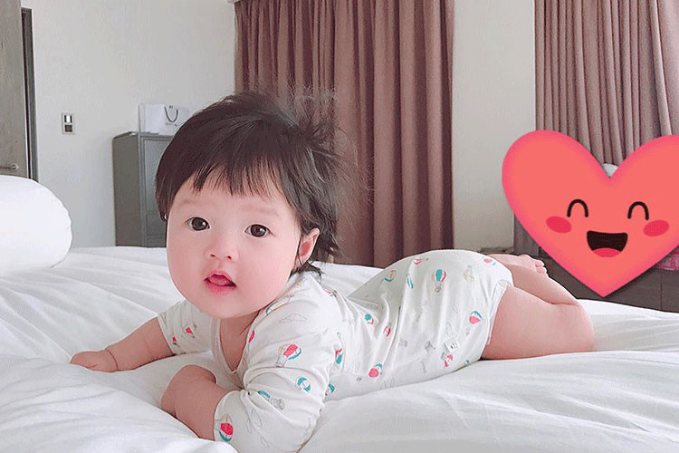 Hình ảnh rõ mặt con gái của Hoa hậu Đặng Thu Thảo vừa được chia sẻ. Sở hữu đôi mắt tròn đen láy, gương mặt bụ bẫm, làn da trắng hồng, tiểu công chúa nhà Thu Thảo lập tức đốn tim fans. Ảnh: Vietnamnet