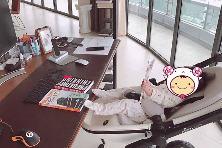 Hình ảnh con gái Đặng Thu Thảo theo mẹ đến nơi làm việc của bố.