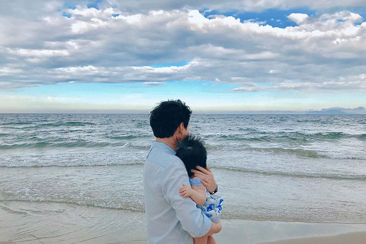 Đặng Thu Thảo từng giấu mặt con gái. Trên trang cá nhân, cô chỉ chia sẻ hình ảnh con gái chụp từ đằng sau hay dùng biểu tượng ngộ nghĩnh để che mặt bé.