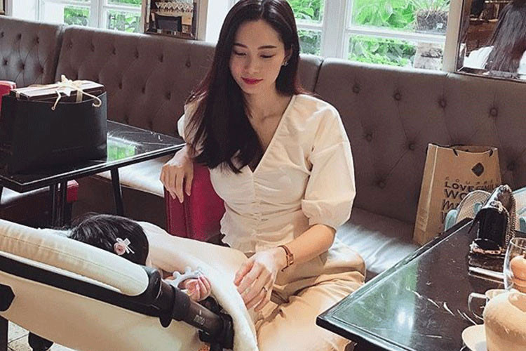 Đặng Thu Thảo tiết lộ con gái rất ngoan, có sở thích nghe nhạc, gặp gỡ mọi người và hóng chuyện.