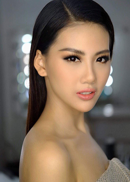 Quỳnh Hoa sở hữu gương mặt hoa hậu cùng vóc dáng gợi cảm. Người đẹp năm nay tròn 20 tuổi.