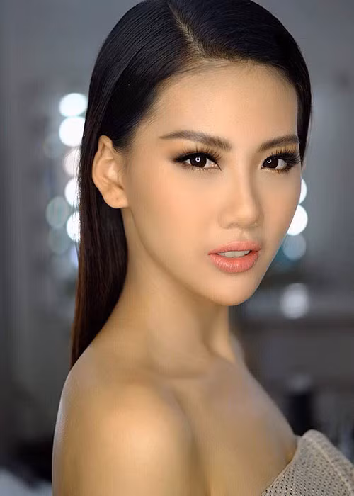 Quỳnh Hoa sở hữu gương mặt hoa hậu cùng vóc dáng gợi cảm. Người đẹp năm nay tròn 20 tuổi.