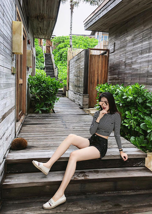 Hình ảnh siêu mẫu Bùi Quỳnh Hoa khoe chân dài miên man trong một chuyến đi chơi.