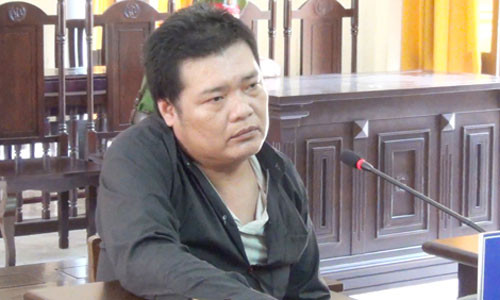 Gianh quyen nuoi con sau ly hon, cha de nhieu lan xam hai 2 con gai ruot