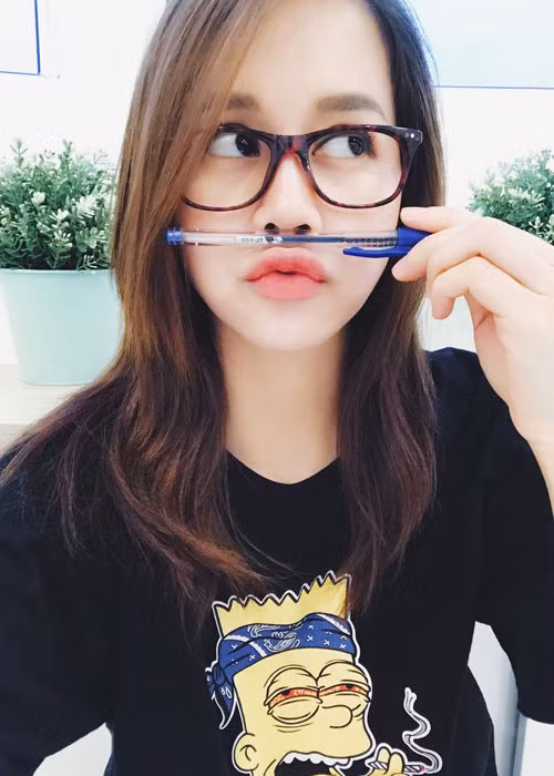 Khi lấn sân diễn xuất, An Nguy đã đáp ứng kỳ vọng của fans khi lần đầu đóng phim cô đã ẵm giải Gương mặt triển vọng tại Ngôi sao xanh 2017.