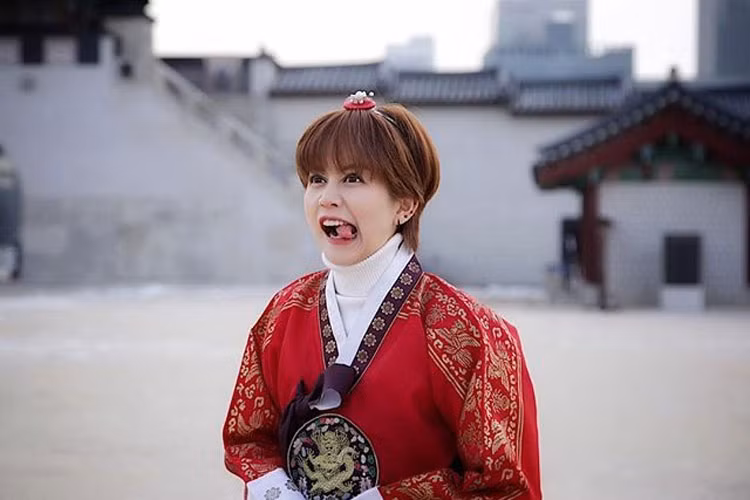 Sở hữu gương mặt trẻ thơ, An Nguy làm mặt xấu vẫn rất xinh xắn.