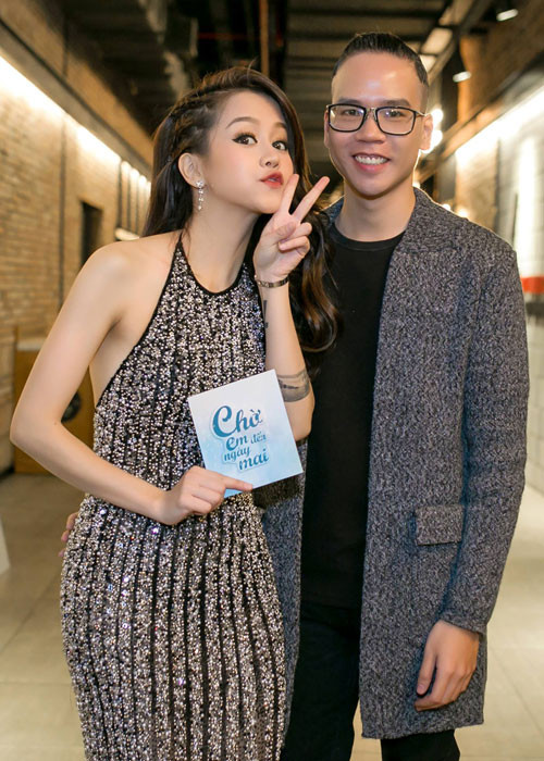 Dự sự kiện giải trí, người đẹp sinh năm 1987 vẫn vô tư tạo dáng nhí nhảnh.