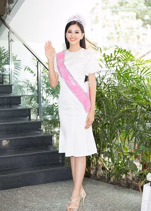 Tran Tieu Vy, Phuong Nga thay 5 bo trang phuc, xinh dep di giao luu