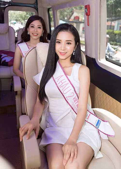 Phương Nga và Thúy An liên tục di chuyển vì lịch trình giao lưu dày đặc.