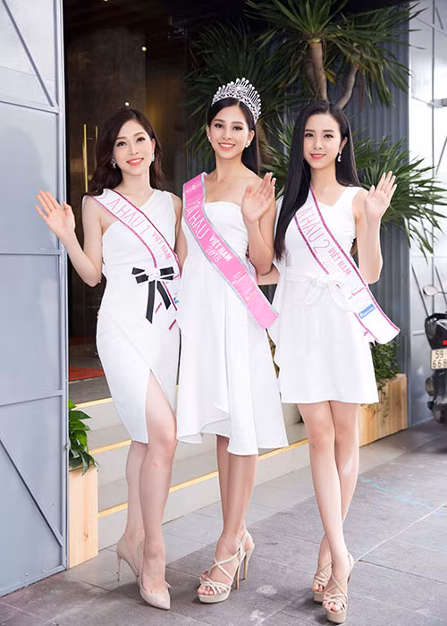 Hình ảnh Trần Tiểu Vy đọ sắc cùng Phương Nga và Thúy An trong một buổi giao lưu.