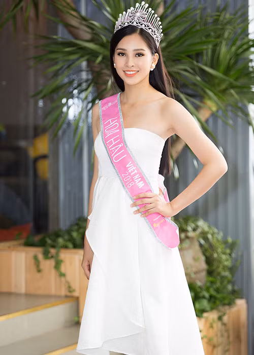 Tân Hoa hậu 18 tuổi luôn giữ nụ cười rạng rỡ, cuốn hút trong mọi hoạt động hậu đăng quang.