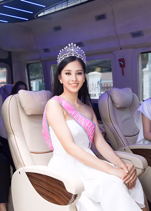  Hoa hậu Việt Nam Trần Tiểu Vy trở thành tâm điểm của sự chú ý mỗi khi xuất hiện.