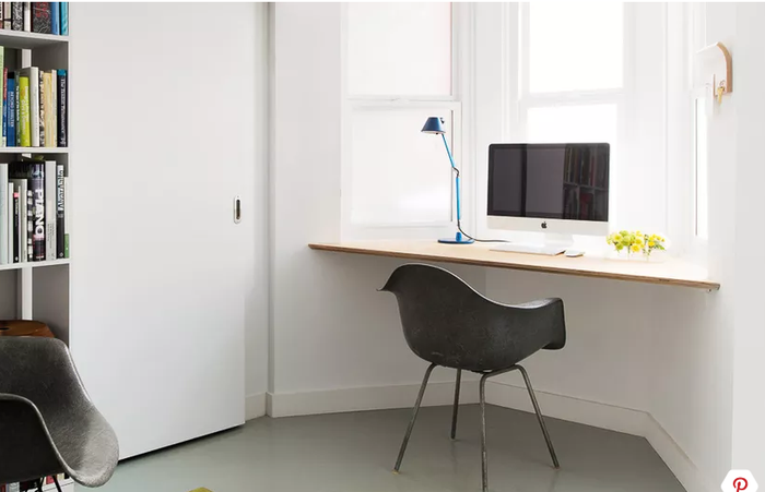 Bàn làm việc liền tường cũng là ý tưởng khá hay ho. Tuy nhiên, nhược điểm của mẫu bàn làm việc này là bạn khó có thể di chuyển bàn làm việc khi có nhu cầu.