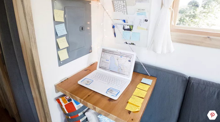 Bạn có thể mở và gấp chiếc bàn làm việc ngay trong phòng khách nhà mình.