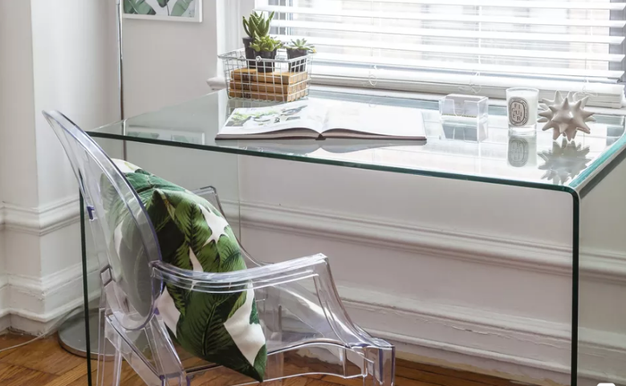 Căn phòng rộng ra mấy phần với chất liệu bàn ghế trong suốt.