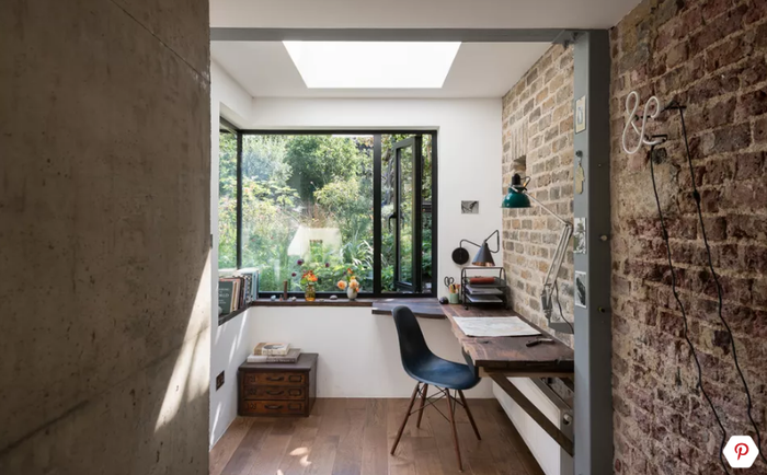 Mẫu bàn làm việc làm bằng chất liệu gỗ liền tường được rất nhiều chủ nhà lựa chọn.