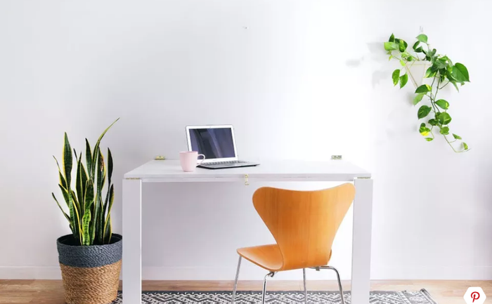 Mẫu bàn việc liền tường với kết cấu nhỏ gọn sẽ giúp tiết kiệm tối đa diện tích cho căn phòng.