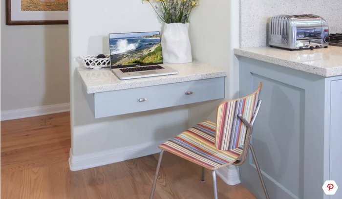 Bàn làm việc đặt cạnh bếp cũng là ý tưởng được nhiều chủ nhà áp dụng.