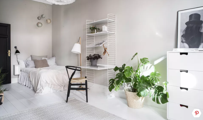 Mẫu bàn làm việc này cũng là một chiếc giá treo nhỏ gọn để bạn có thể cất trữ những vật dụng cần thiết.