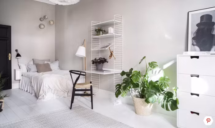 Mẫu bàn làm việc này cũng là một chiếc giá treo nhỏ gọn để bạn có thể cất trữ những vật dụng cần thiết.