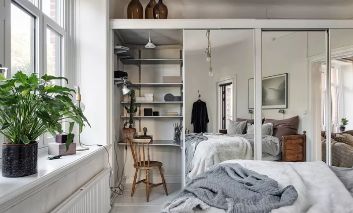 Một cách thông minh để tận dụng khoảng không gian phía trên bàn làm việc.