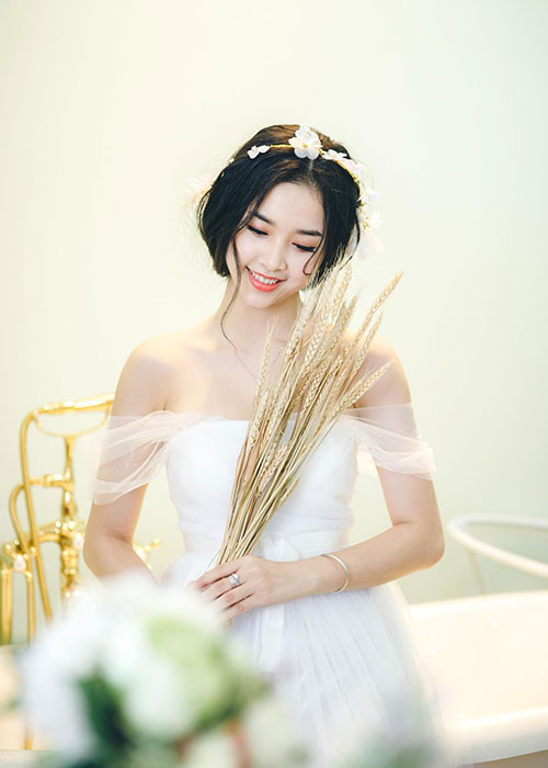 Á hậu 2 Hoa hậu Việt Nam 2018 đẹp ngọt ngào, quyến rũ trong chiếc váy trắng. Ảnh: FBNV