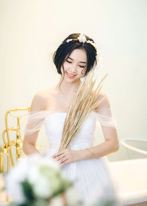 Á hậu 2 Hoa hậu Việt Nam 2018 đẹp ngọt ngào, quyến rũ trong chiếc váy trắng. Ảnh: FBNV