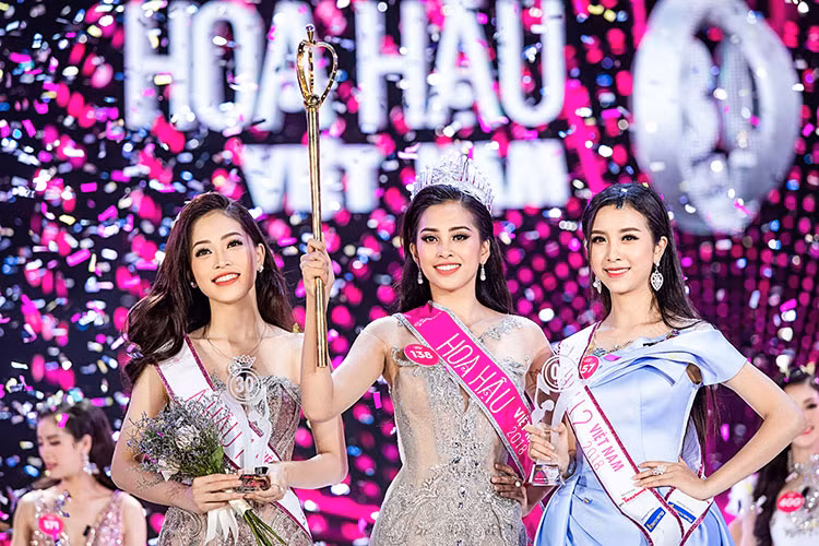 Trần Tiểu Vy vừa giành vương miện cuộc thi Hoa hậu Việt Nam 2018. Danh hiệu Á hậu 1, 2 lần lượt thuộc về Bùi Phương Nga và Nguyễn Thị Thúy An (ngoài cùng bên phải). Ảnh: BTC