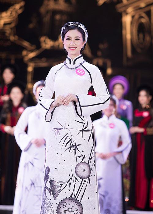 Hình ảnh Thúy An trong phần thi trình diễn trang phục áo dài. Ảnh: BTC