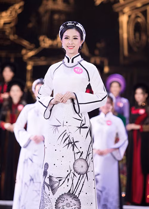 Hình ảnh Thúy An trong phần thi trình diễn trang phục áo dài. Ảnh: BTC