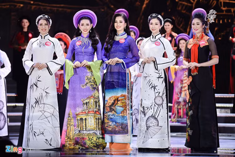 Thúy An cùng Hoa hậu Việt Nam Trần Tiểu Vy lọt top 5 Người đẹp Nhân ái. Ảnh: Zing