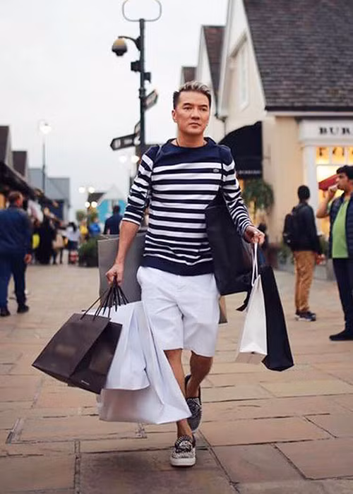 Hình ảnh Đàm Vĩnh Hưng xách hàng loạt túi đồ hàng hiệu không còn xa lạ với fans. Ảnh: Danviet
