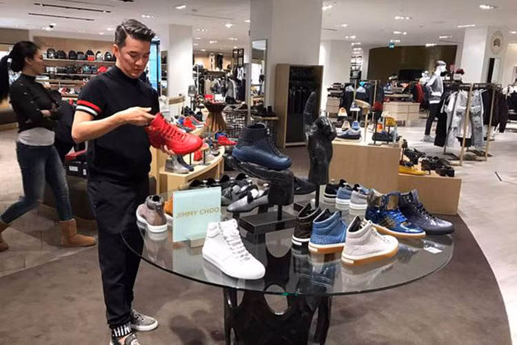 Trang phục, phụ kiện của Đàm Vĩnh Hưng đa phần là hàng hiệu. Ảnh: Lifestyle