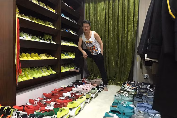 Mất nhiều tiếng đồng hồ mỗi lần dọn dẹp tủ đồ, Mr Đàm từng tuyên bố đầu hàng căn bệnh nghiện mua sắm của mình. Ảnh: FBNV