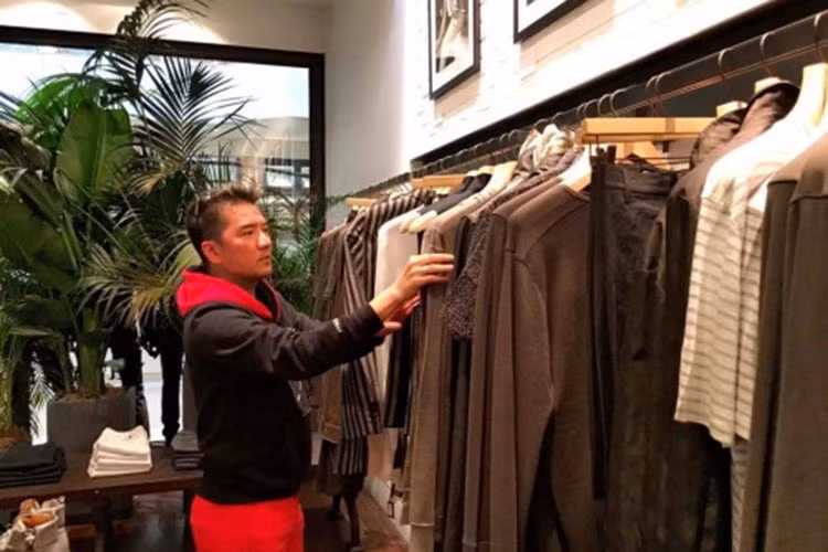 "Tôi chưa bao giờ có con số rõ ràng nào cho việc mua sắm trang phục biểu diễn và ngày thường của mình", nam ca sĩ chia sẻ trên Phapluatplus.