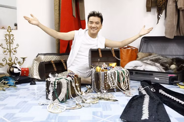 Nam ca sĩ thường để mắt đến quần áo, giày, mắt kính, đồng hồ, túi xách, thắt lưng. Ảnh: Phapluatplus