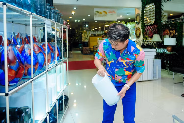 Nam ca sĩ lùng sục trang phục, phụ kiện độc lạ để phục vụ cho công việc. Ảnh: Congannhandan