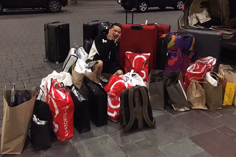 "Ông hoàng nhạc Việt" từng chia sẻ trên Phapluatplus, anh mua sắm tùy hứng, theo sở thích chứ không tính toán. Ảnh: Nguoiduatin