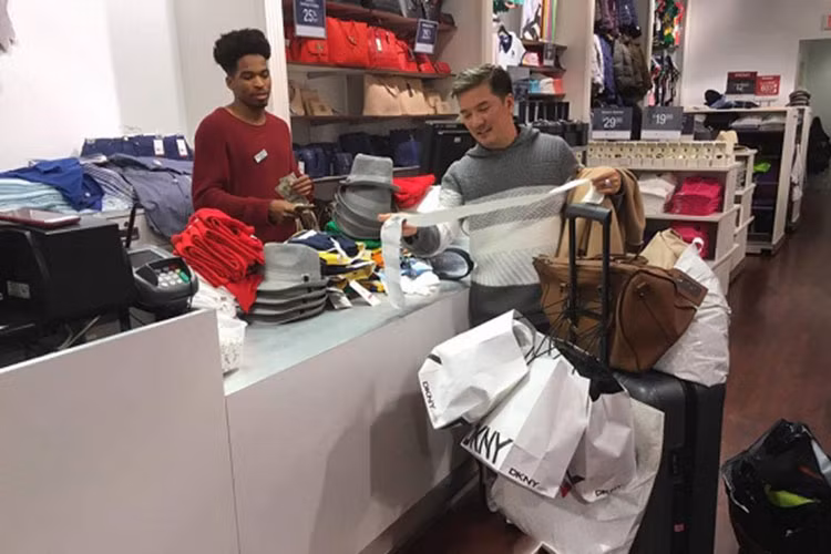  Đàm Vĩnh Hưng được xem là một trong những sao nam Việt nghiện mua sắm nhất nhì. Ảnh: Ngoisao