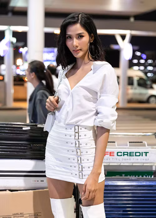 Phong cách thời trang của Hoàng Thùy tại sân bay Tân Sơn Nhất tiếp tục được khán giả chú ý.