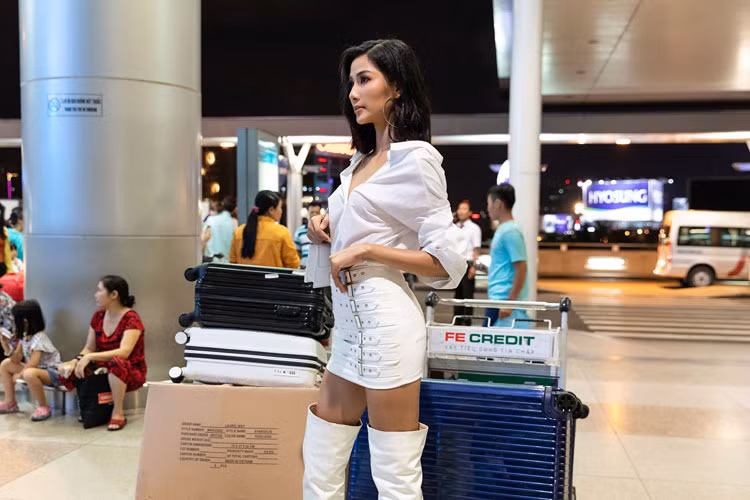 Nhiều khán giả “tưởng tượng” cảnh Á hậu Hoàng Thùy ở sân bay chuẩn bị hành lý đại diện Việt Nam tham gia một cuộc thi sắc đẹp quốc tế.