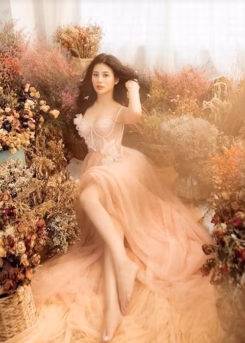 Nàng á hậu sở hữu gương mặt xinh đẹp ăn ảnh cùng vóc dáng khá chuẩn với chiều cao 1m68.