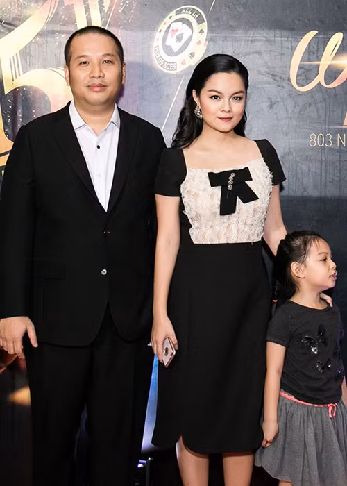 Gần đây, tin đồn Phạm Quỳnh Anh và Quang Huy đã ly hôn một lần nữa rộ lên. Trả lời trên Dân Việt, nữ ca sĩ từ chối đưa ra phản hồi. Cô không muốn nói gì hay giải thích điều gì. Ảnh: Zing