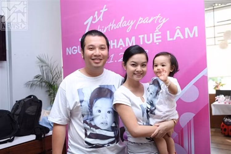 Trên báo chí, Quang Huy không ngần ngại bày tỏ tình yêu với bà xã. Anh cho rằng Quỳnh Anh ở bất kỳ vai trò nào cô cũng đều làm rất tốt. "Cô ấy xứng đáng với điểm 10 tuyệt đối", Quang Huy chia sẻ trên Thế giới Văn hóa.