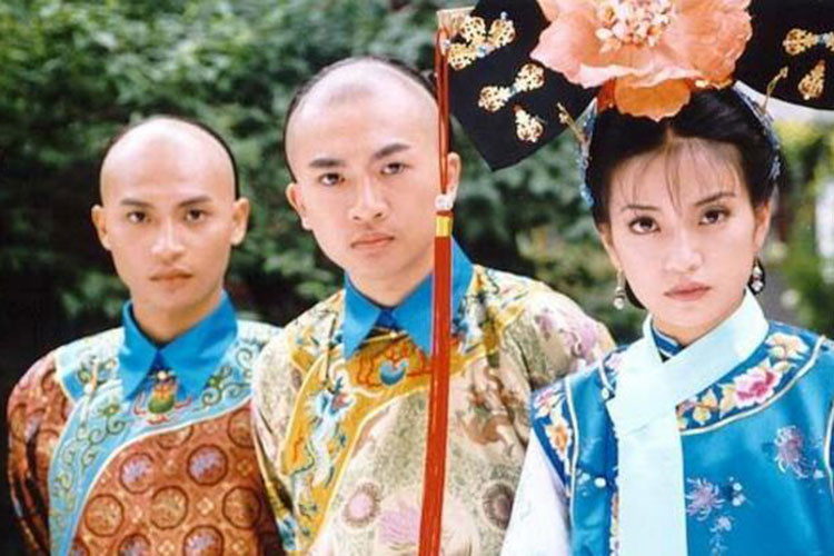 Năm 2001, sau thành công phim "Hoàn châu cách cách", Trần Chí Bằng đóng phim "Thiếu niên Hồng Văn Định" và không may bị bỏng ở mặt do tai nạn phim trường. Ảnh: Sina