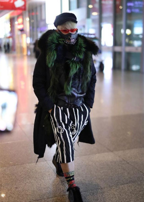 Trần Chí Bằng thường xuyên kết hợp trang phục với các phụ kiện khẩu trang, kính mắt gây khó hiểu. Ảnh: twoeggs