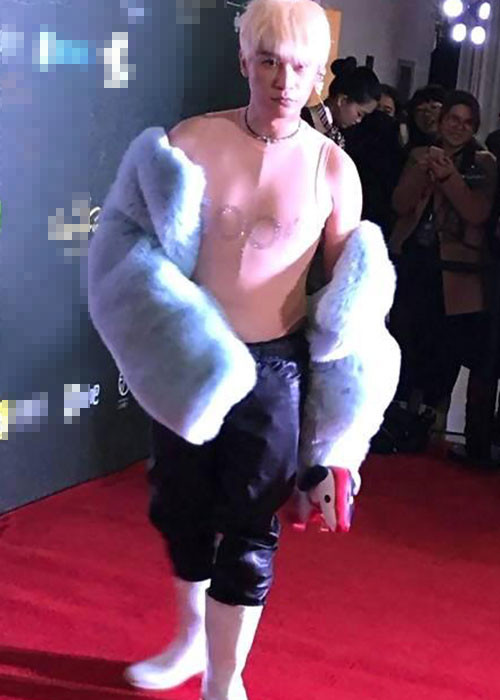 Gu ăn mặc của "Nhĩ Thái" Trần Chí Bằng không giống ai khiến anh trở thành tâm điểm. Ảnh: Ifeng